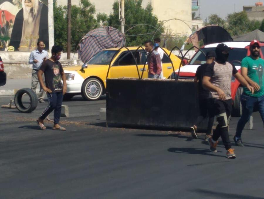 بالصور … متظاهرون يقطعون طريق مركز مدينة  الكوت احتجاجا على تردي الكهرباء