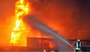 الدفاع المدني: اندلاع حريق في معرض ومخزن للمواد المنزلية شرقي بغداد (صور)