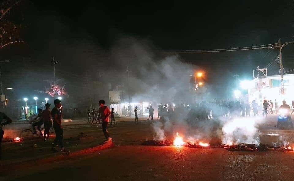 بالصور.. تجدد المظاهرات في الناصرية وقطع الطريق الرابط بين ميسان وذي قار