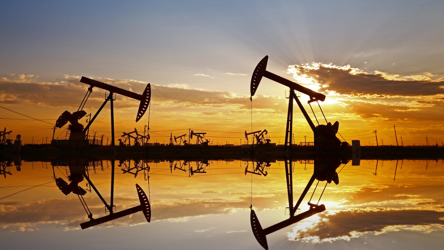 النفط يصعد 1% بدعم من آمال اقتصادية .. لكن مخاوف الفيروس تكبح مكاسب الأسعار