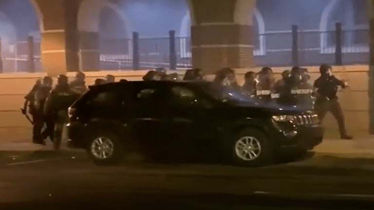اشتباكات في مدينة لانكستر الأمريكية بعد مقتل شاب أمريكي لاتيني على يد الشرطة (فيديو)
