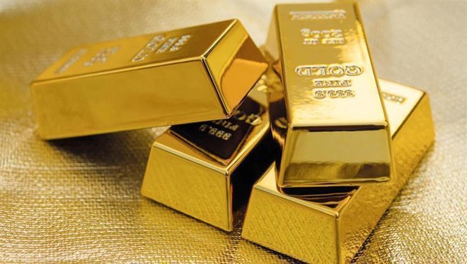 الذهب ينزل عن ذروة أسبوعين بفعل بيانات أمريكية قوية