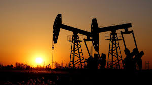 النفط يهبط أكثر من 4% مع انحسار التوقعات الاقتصادية وسط تزايد الإصابات بفيروس كورونا
