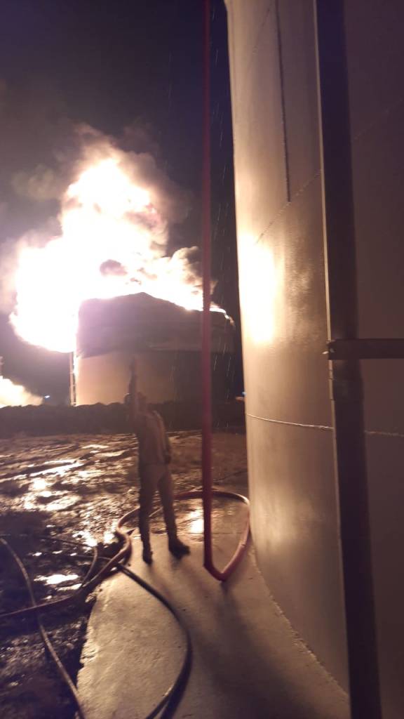 30 فرقة اطفاء تكافح حريق مصفى القيارة – وكالة العهد نيوز