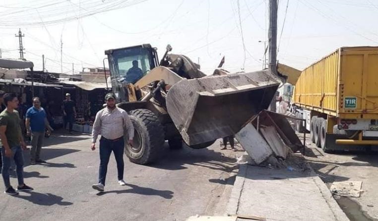 حملة لإزالة التجاوزات في مدينة الصدر والبدء بأبرز أسواقها