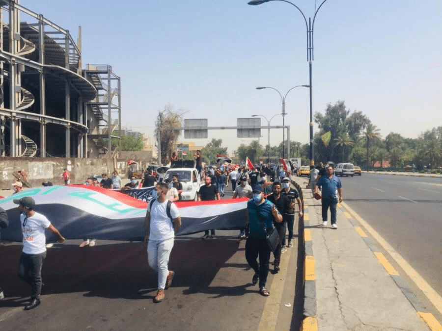 بالصور.. احتجاج حملة الشهادات العليا وقطع طرق حيوية في بغداد للمطالبة بحقوقهم