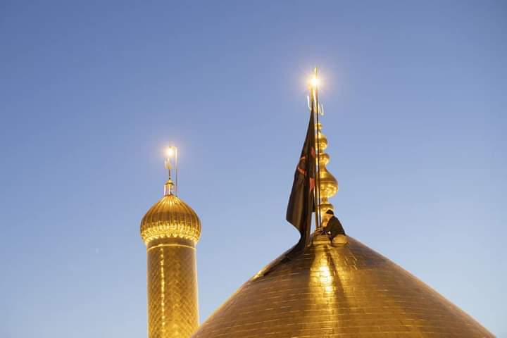 بالصور.. مراسم استبدال راية قبة الإمام الحسين في كربلاء