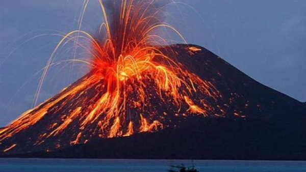 بركان إندونيسي “يستيقظ من النوم” فجأة ويجبر المئات على الإجلاء