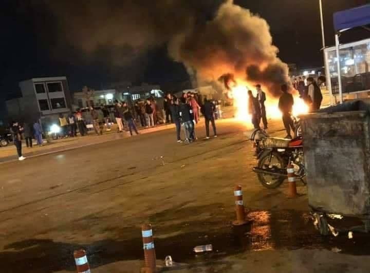 بالصورة.. متظاهرون غاضبون على الأحزاب الكردية يغلقون طريق سليمانية بغداد بالبراميل والإطارات المحترقة