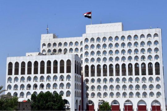العراق ينجح بإجلاء كادره الدبلوماسي من سفارته بالخرطوم