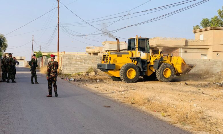 قوة من فوج 43 حشد شعبي تزيل الانقاض قرب منازل مواطني السلامية في الموصل